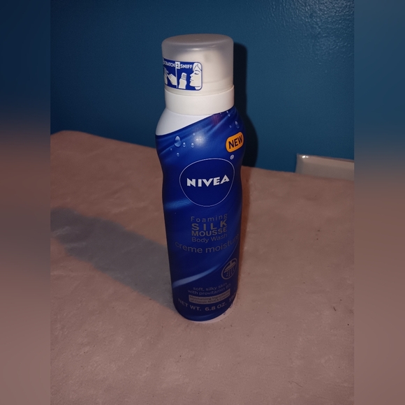 NWOT Nivea Foaming Silk Mousse Body Wash Creme Moisture 6.8oz - Picture 2 of 7
